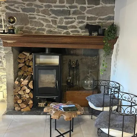 La Maison En Pierre Bleu