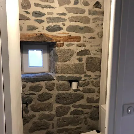 La Maison En Pierre Bleu