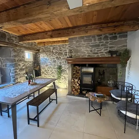 La Maison En Pierre Bleu 別荘